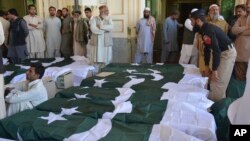 Familles des victimes tuées dans une attaque contre l'Académie de police, à Quetta, au Pakistan, le 25 octobre 2016.