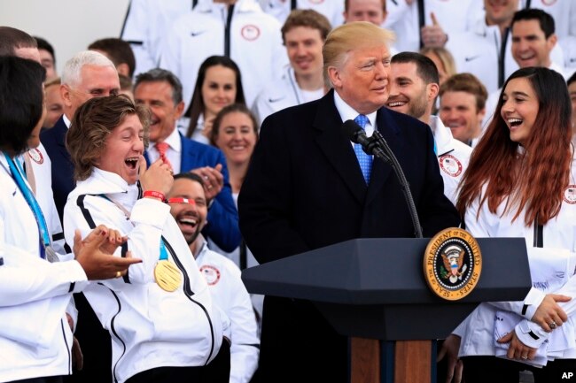 El medallista olímpico por snowboarding Redmond Gerard (izquierda) reacciona a un comentario del presidente Donald Trump, durante una ceremonia en la Casa Blanca para los equipos olímpico y paralímpico de EE.UU. Abril 27 de 2018.