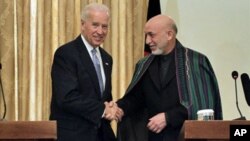 ທ່ານ Joe Biden ຮອງປະທານາທິບໍດີສະຫະລັດ ຈັບມືກັບທ່ານ
Hamid Karzai ປະທານາທິບໍດີ ອັຟການິສຖານ ທີ່ກຸງຄາບູລ
ວັນທີ 11 ມັງກອນ 2011.