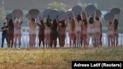 Des femmes nues en face du Quicken Loans Arena lors de la séance de photographie organisé par Spencer Tunick à Cleveland, Ohio, le 17 juillet 2016.