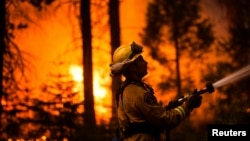 26일 미국 캘리포니아주 요세미티 국립공원 인근에서 소방관이 산불 진화 작업을 벌이고 있다.