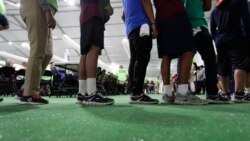 Para imigran berbaris di ruang makan di pusat penampungan terbaru pemerintah AS untuk anak-anak migran di Carrizo Springs, Texas, 9 Juli 2019. (Foto: AP/Eric Gay)