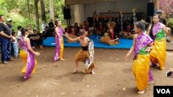 Penampilan tarian khas Tengger, dalam rangka melestarikan budaya dan mengajak masyarakat mencintai lingkungannya (Foto: VOA/Petrus).