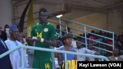 Aliou Badjé reçoit le trophée du meilleur buteur de la 7ème édition du tournoi de l'intégration de l'UEMOA, Togo, 3 décembre 2016. VOA/Kayi Lawson.