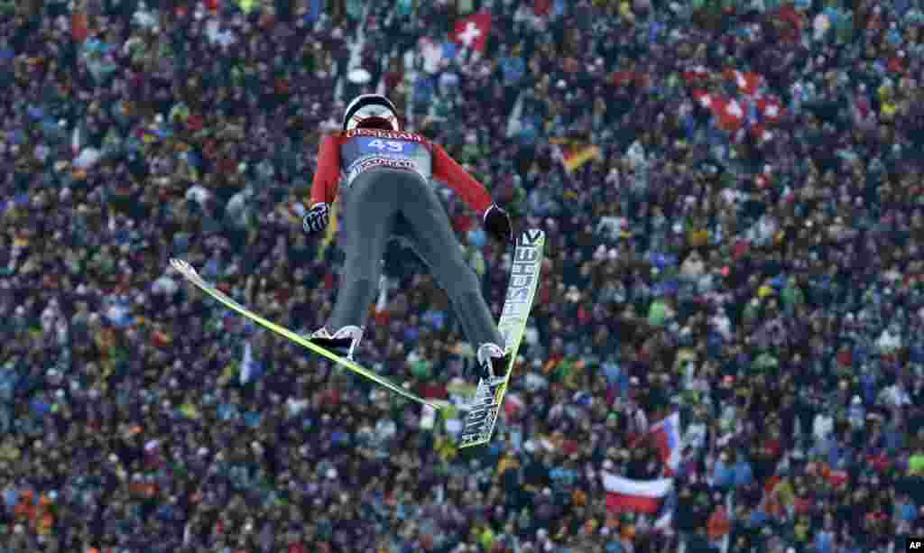 Atlet Swiss, Simon Ammann melakukan lompatan pertama dalam putaran kedua turnamen lompat ski di Garmisch-Partenkirchen, Jerman.