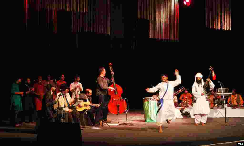 پروگرام کے اختتام پر پاکستانی و امریکی موسیقاروں نے پاکستان کے ملی نغمون پر دھنیں بکھیریں