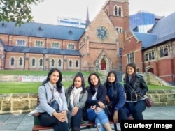 Ratri bersama rekan pramugari lain berjalan-jalan saat terbang ke Perth, Australia (foto: courtesy).