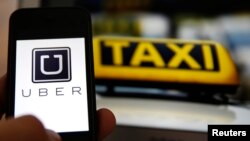 Uber es una aplicación para teléfonos inteligentes, desde donde un usuario solicita uno de sus taxis.