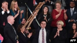 도널드 트럼프 미국 대통령이 지난 1월 국정연설에서 탈북자 지성호 씨를 소개하자 참석자들이 박수를 보냈다.