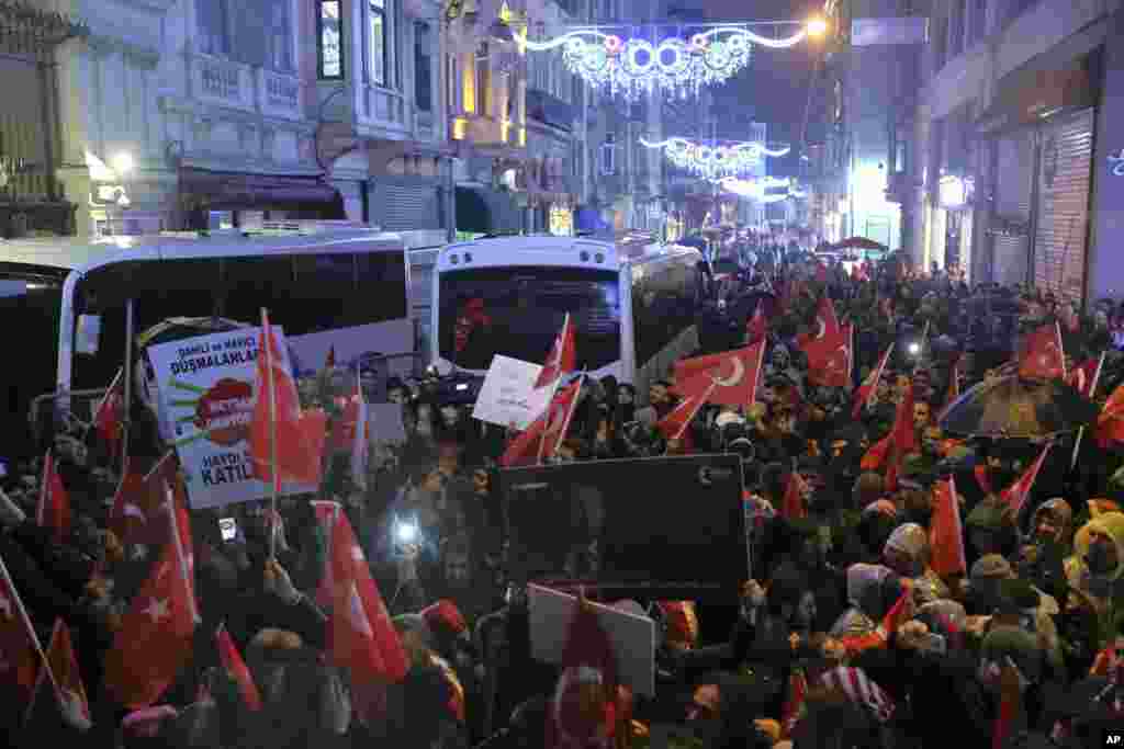 Para pendukung Presiden Turki Recep Tayyip Erdogan melambai-lambaikan bendera di luar konsulat Belanda sebagai protes, di Istanbul (12/3).