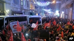 Pendukung Presiden Turki Recep Tayyip Erdogan mengibarkan bendera di luar konsulat Belanda dalam aksi protes, di Istanbul, 12 Maret 2017. 