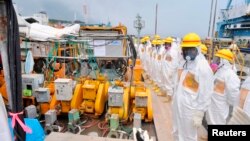 Funkcioneri prefekture Fukušima posmatraju radove na sanaciji teško oštećene nuklearne elektrane Fukušima