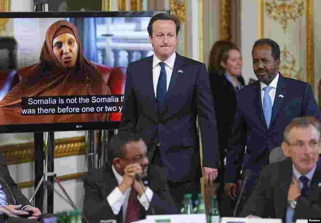 Britain's Prime Minister David Cameron and Somali President Hassan Sheikh Mohamud arrive at the Somalia conference in London, May 7, 2013. 