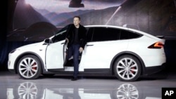 Elon Musk, CEO Tesla Motors, memperkenalkan mobil Tesla yang dilengkapi dengan "Autopilot" (foto: dok).
