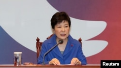 Tổng thống Nam Triều Tiên Park Geun Hye phát biểu trong một cuộc họp nội các khẩn cấp tại Nhà Xanh ở Seoul, Hàn Quốc, 9/12/2016.