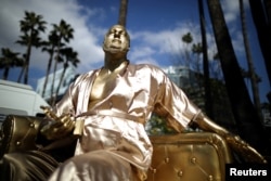Bức tượng Harvey Weinstein của nghệ sĩ Plastic Jesus trên Đại lộ Hollywood gần Nhà hát Dolby ở Hollywood, Los Angeles, California, ngày 1 tháng 1, 2018.