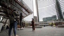 Una mujer que lleva una máscara protectora en el distrito financiero de Porta Nuova en Milán, Italia, el jueves 27 de febrero de 2020. Un grupo de casos en expansión en el norte de Italia es considerado como una fuente de transmisión del coronavirus. (Foto AP / Luca Bruno)