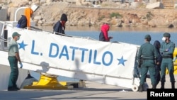 이탈리아에서 입항을 거부당한 난민들이 스페인 발렌시아의 항구에 도착하고 있다. 