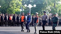 Sejumlah aparat gabungan TNI, Polri dan jajaran Pemkot Surabaya saat menggelar apel pengamanan Lebaran 2018 di halaman Balai Kota Surabaya, 11 Juni 2018 (Foto: Petrus Riski/VOA)