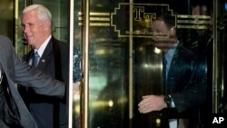 Phó Tổng thống đắc cử Mike Pence rời toà tháp Trump, ở New York, 5/12/2016. 