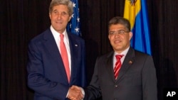 El secretario de Estado John Kerry y el canciller venezolano Elías Jaua acordaron intentar mejorar las relaciones entre ambos países, en su encuentro en Antigua Guatemala.
