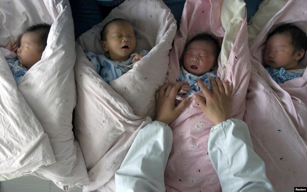 易富贤认为，人口因素是经济增长的核心。图为江苏省淮安市一所医院的新生儿 （2007年5月7日资料照）(photo:VOA)