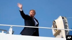 도널드 트럼프 미국 대통령이 16일 앤드류공군기지에서 전용기인 에어포스원에 오르고 있다. (자료사진)