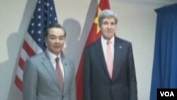 Američki državni sekretar Džon Keri sa kineskim kolegom Vang Jiom na sastanku ASEAN-a u Bruneju 