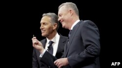 Kepala sekaligus CEO Starbucks, Howard Shultz (kiri), menyerahkan kunci toko Starbucks pertama di Pike Place Market di Seattle, kepada Chief Operating Officer Kevin Johnson dalam acara rapat pemegang saham tahunan di McCaw Hall di Seattle, Washington, 22 Maret 2017. (foto:dok)