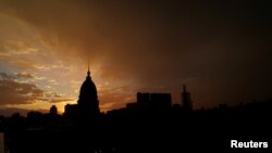 El Congreso se ve, al atardecer, durante una protesta contra los recortes en los presupuestos universitarios en Buenos Aires, el 30 de agosto de 2018.