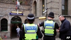 Pasukan polisi menjaga pintu masuk menyusul insiden ledakan sebuah tabung di gerbong kereta api bawah tanah, di Parsons Green Station, London, Minggu, 17 September 2017. (Foto: dok).