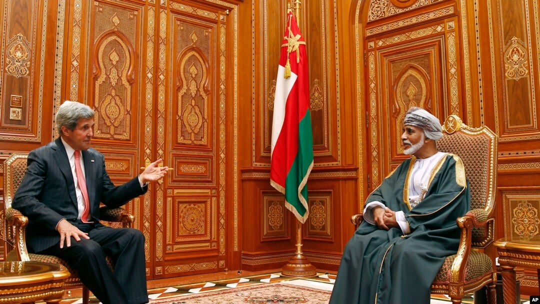Ngoại trưởng Hoa Kỳ John Kerry (trái) hội đàm với vua Qaboos bin Said at Bait Al Baraka của Oman trong thủ đô Muscat, 21/5/13
