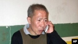武汉民主人士秦永敏2010年11月获释后在家中