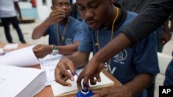 Si ninguno de los candidatos presidenciales obtiene el 50 % más un voto, los haitianos deberán volver a las urnas para una segunda vuelta el 29 de enero próximo.