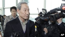 South Korean Trade Minister Kim Jong-hoon meets the media upon his arrival at Incheon international airport in Incheon, South Korea, 04 Dec 2010