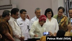 Walikota Surabaya Tri Rismaharini menandatangani pencanangan Gerakan 1.000 Hari Pertama Kehidupan dalam rangka menurunkan angak kematian ibu melahirkan dan bayi (Foto: VOA/Petrus Riski).