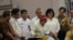Walikota Surabaya Tri Rismaharini menandatangani pencanangan Gerakan 1.000 Hari Pertama Kehidupan dalam rangka menurunkan angak kematian ibu melahirkan dan bayi (Foto: VOA/Petrus Riski).