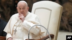 El papa Francisco asiste a su audiencia general semanal en el Aula Pablo VI, en el Vaticano, el miércoles 8 de enero de 2025. (Foto AP/Alessandra Tarantino)