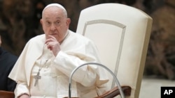 ARCHIVO - El papa Francisco gesticula durante una audiencia general en el Salón Pablo VI del Vaticano, el 8 de enero de 2025.