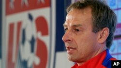 Jürgen Klinsmann, de 52 años, asumió el cargo de director técnico el 29 de julio del 2011, y sumó un record de 55-27-16 durante su mando.