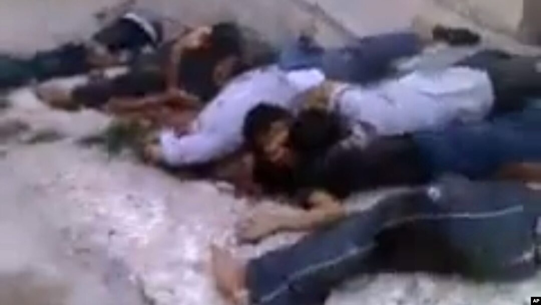 Bức ảnh trích từ một video nghiệp dư cho thấy thi hài các nạn nhân ở Bayda, Syria, 5/3/13