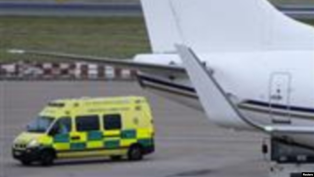 Ambulans yang membawa remaja Pakistan, Malala Yousufzai dari pesawat Emirat menuju ke rumah sakit di Birmingham, Inggris (15/10).