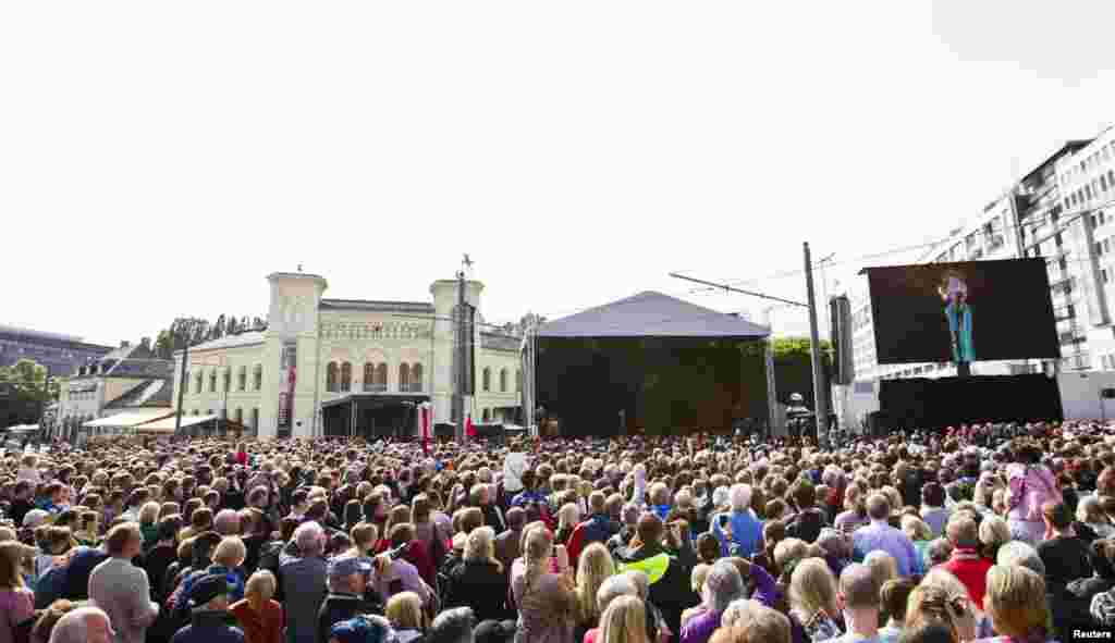 Aung San Suu Kyi berbicara di depan hadirin di depan Balai Kota Oslo, Norwegia, Sabtu (16/6).