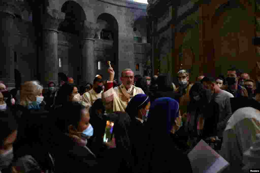El Patriarca Latino de Jerusal&#233;n, Pierbattista Pizzaballa, encabeza la misa del domingo de Pascua en medio de las restricciones aliviadas por el COVID-19, en la Iglesia del Santo Sepulcro en la Ciudad Vieja de Jerusal&#233;n el 4 de abril de 2021.