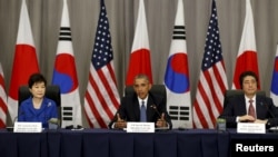 Президент Южной Кореи Пак Кын Хе, Барак Обама и премьер-министр Японии Синдзо Абэ