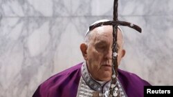 El papa Francisco durante la misa del Miércoles de Ceniza en la basílica de Santa Sabina de Roma, Italia, el 22 de febrero de 2023.