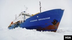 El MV Akademik Shokalskiy atrapado en el hielo.