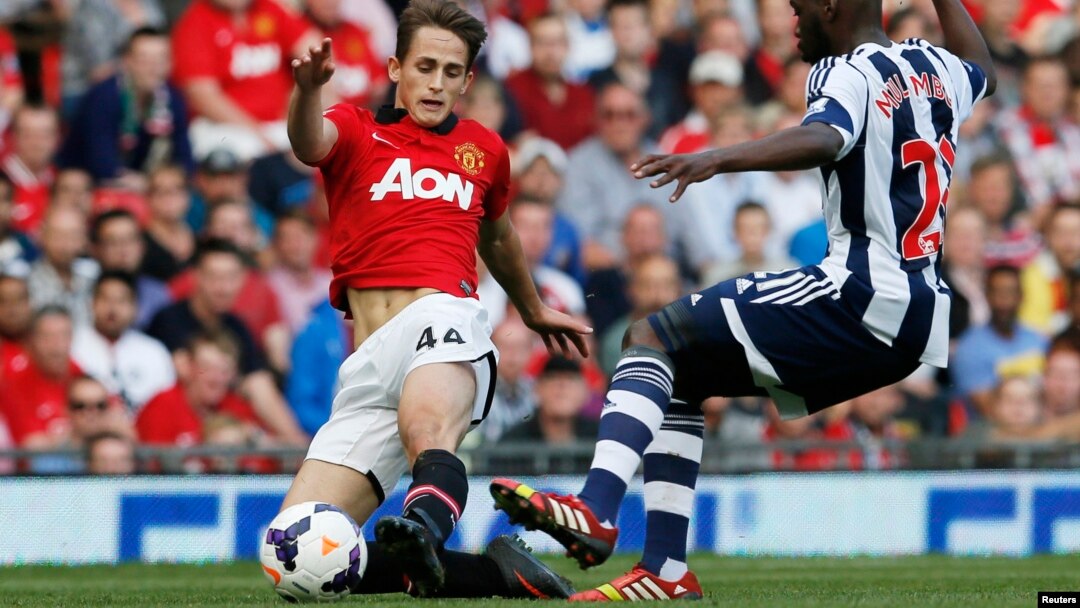 Adnan Januzaj (kiri) berebut bola dengan Youssouf Mulumbu dari West Bromwich Albion di Old Trafford, Manchester (foto: dok).