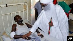 Sarkin Kano Muhammad Sanusi na biyu, ya ziyarci wadanda harin bom ya rutsa dasu. (File Photo)