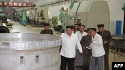 김정은 북한 국무위원장이 군수공장을 방문했다며 지난해 8월 관영매체들이 공개한 사진.
